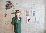 С любовью к маме: детский стационар украсила трогательная выставка рисунков