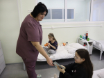 Ребятишек детского стационара Северска поздравили с Днём ребенка