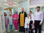 Рождественский визит: гости из храма подарили больнице тепло и сладости